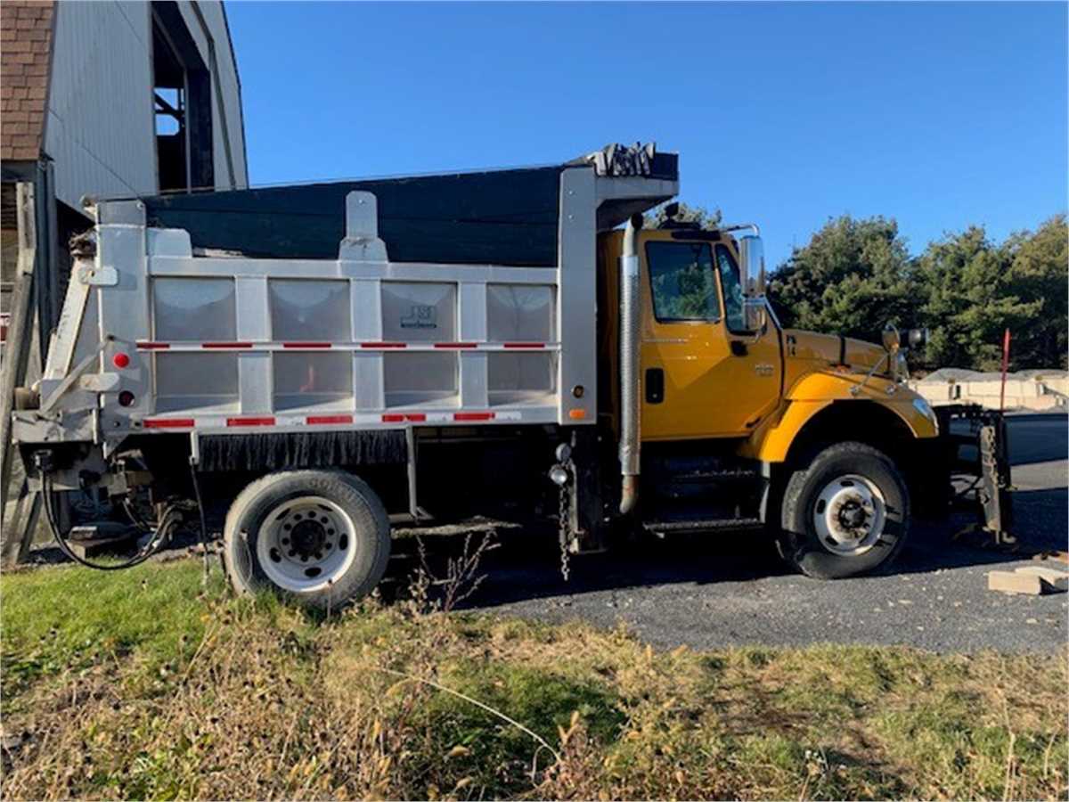 2006 International 7400 Single axle with a DT 466 Online Government ...