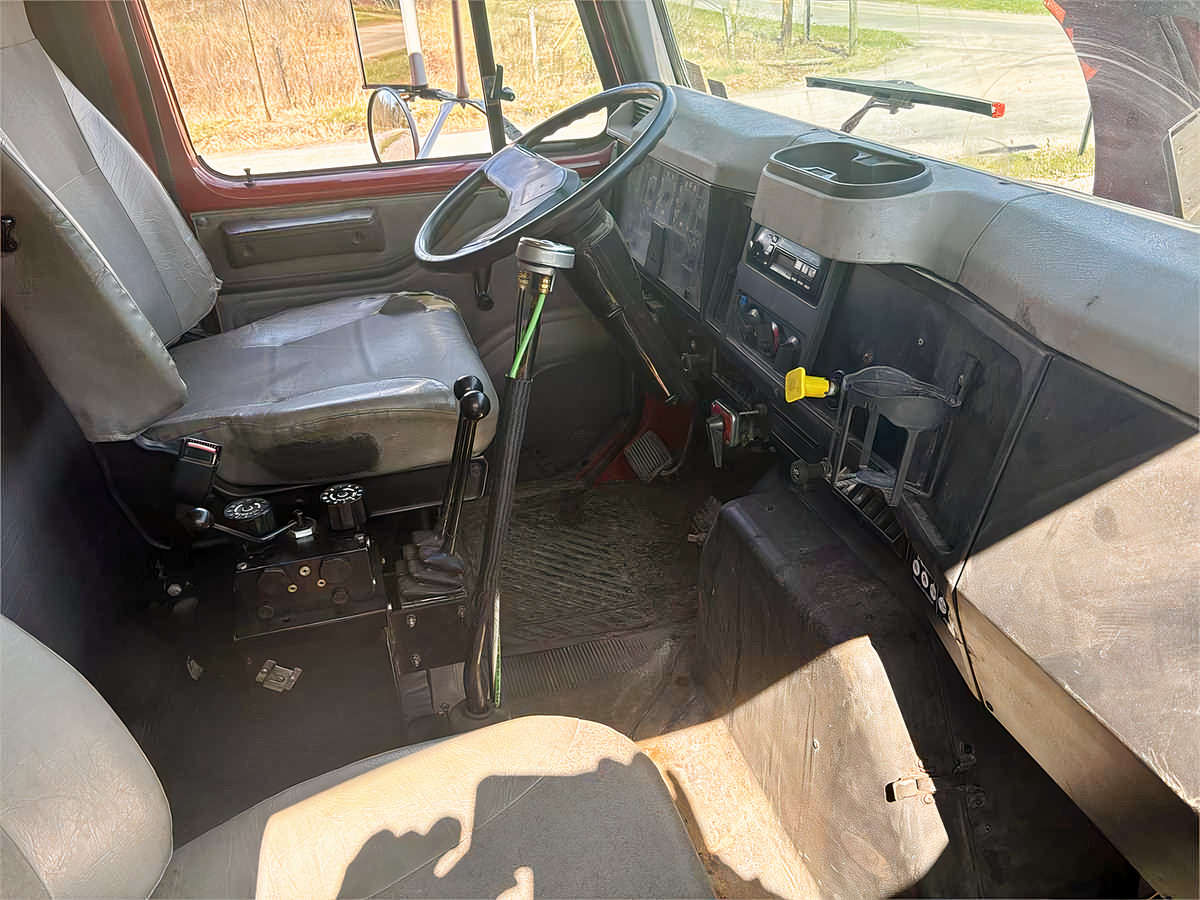 International 4900 DT466E