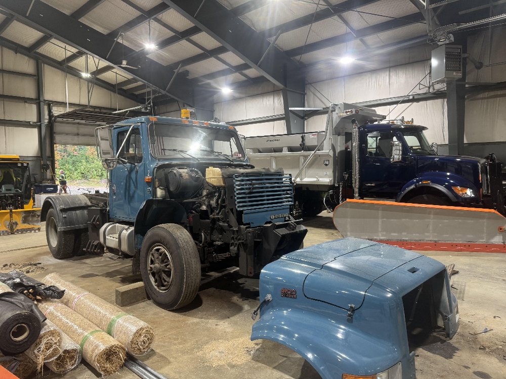 1999 International 4900 6 wheeler - frame cut, engine drilled