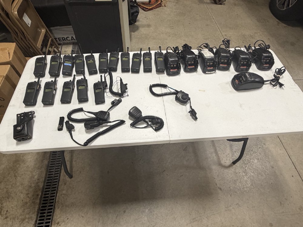 Lot of UHF Motorola XTS2500 Portable radios & accessories