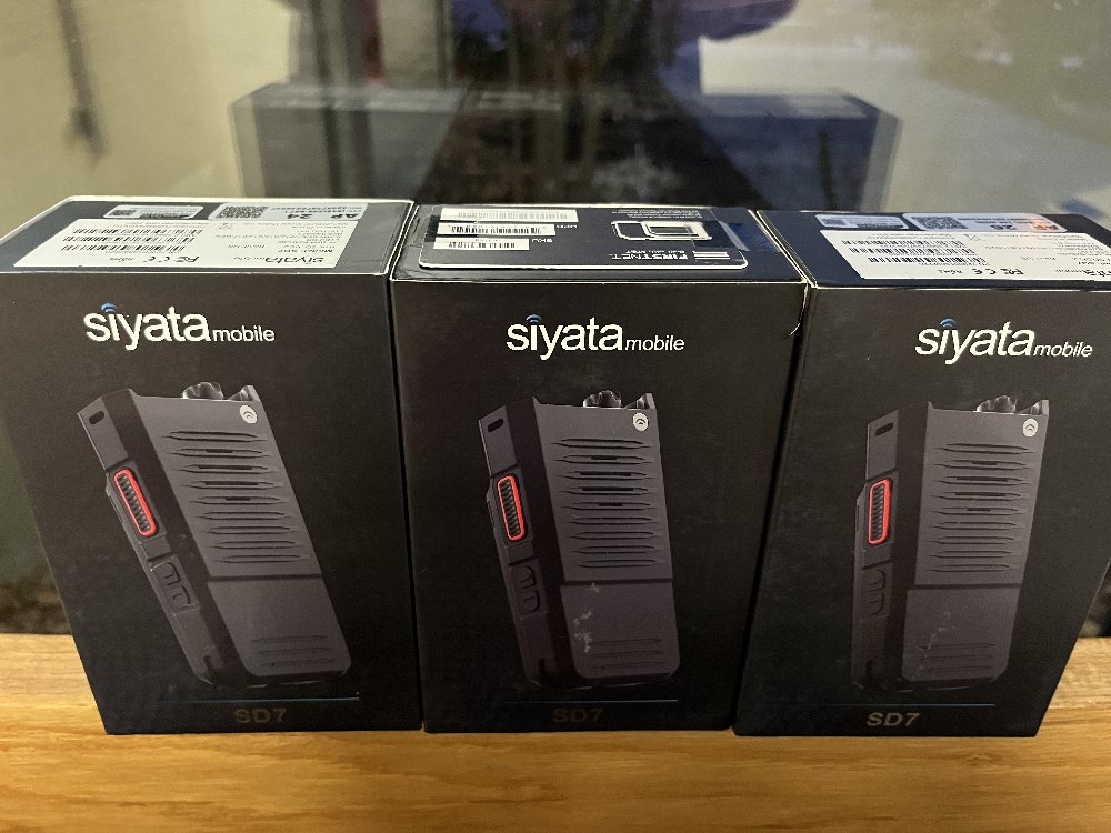 Siyata SD7 LTE Push-to-Talk radios with charging dock. (QTY: 10)