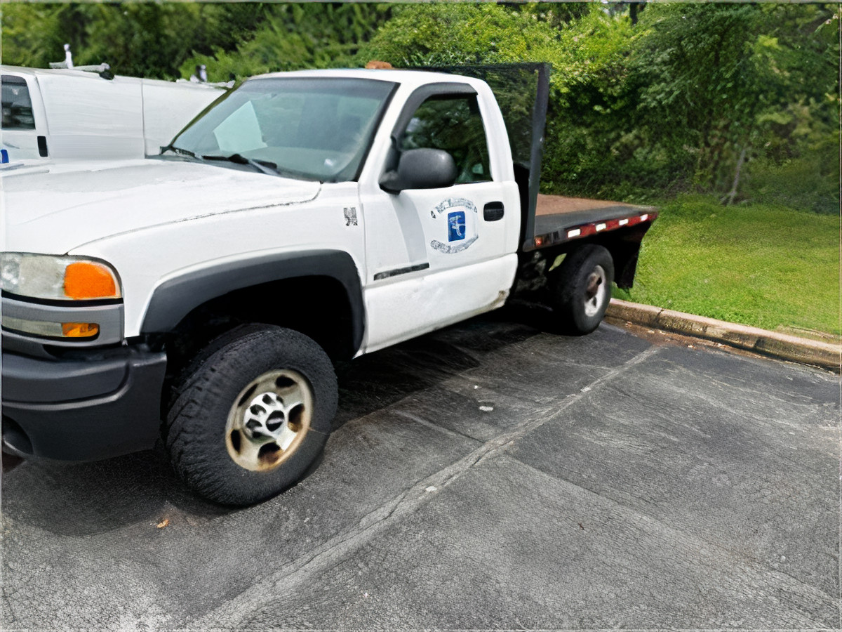 2006 White GMC 2500HD 4x4 Pickup Truck with Plow