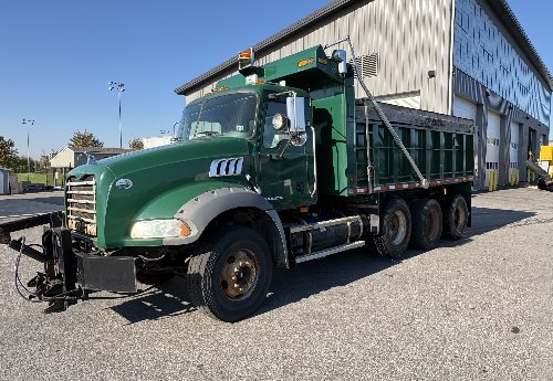 2009 MACK DUMP TRUCK GU-813 WITH SALT BOX