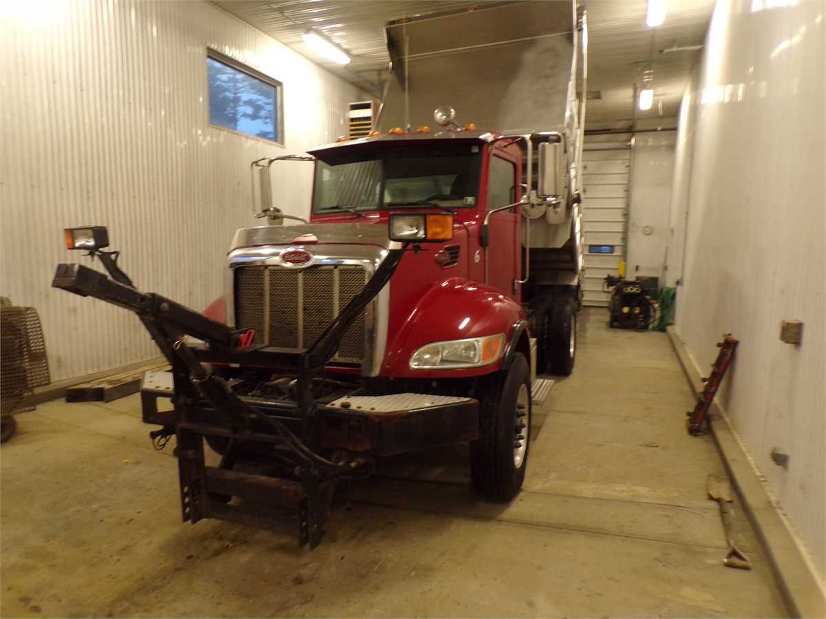 Photo of a 2006 Peterbilt 335