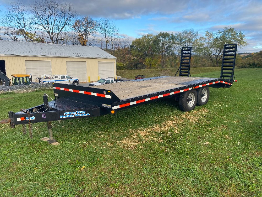 2006 Belmont Tandem-Axle Deck-Over Beaver Tail Trailer