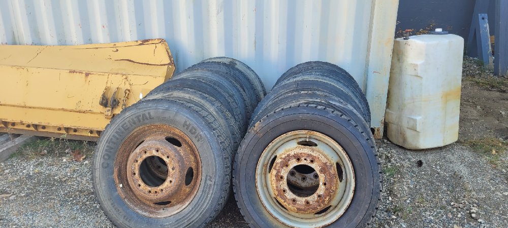 Lot of 12 Truck Tires 225/70R19.5